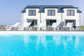 Cichy Domek Apartamenty - Podgrzewany Basen, Plac Zabaw, Parking - Cicha i Spokojna Lokalizacja, Karwia